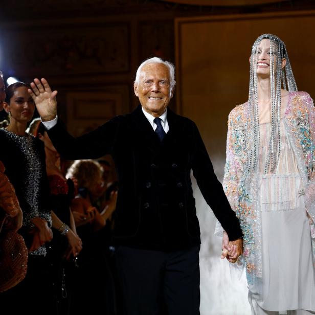 Giorgio Armani mit einem Model nach Ende der Haute Couture Kollektion.