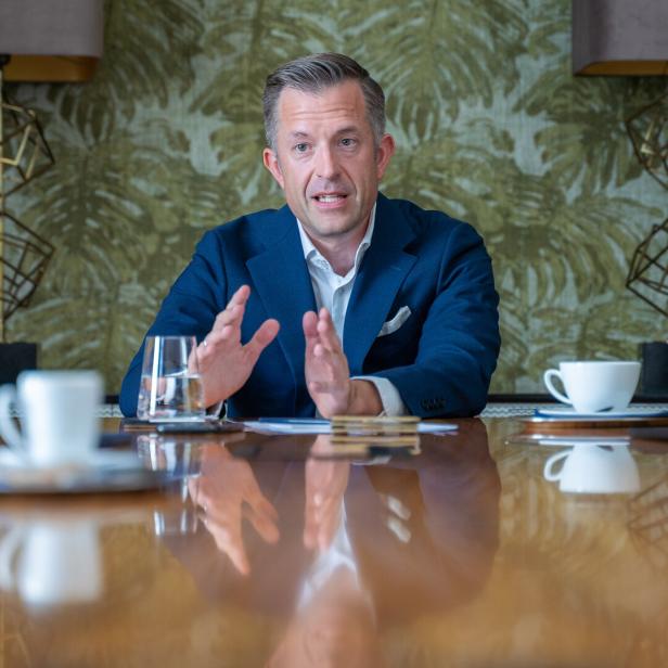 ÖVP-Stiftungsrat Gregor Schütze im Gespräch mit Journalisten