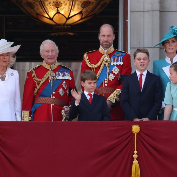 Die britische Königsfamilie steht elegant gekleidet auf dem Balkon des Buckingham-Palasts.