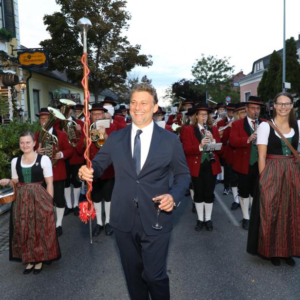 Tenor Jonas Kaufmann mit einer Musikkapelle