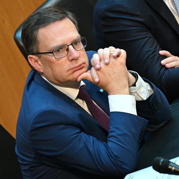 August Wöginger sitzt mit verschränkten Händen im Nationalrat.