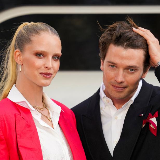 Patrick Schwarzenegger und Abby Champion. Sie sind elegant gekleidet und lächeln.