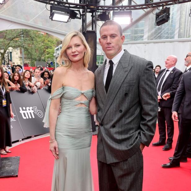 Kirsten Dunst und Channing Tatum posieren auf einem roten Teppich für die Fotografen.