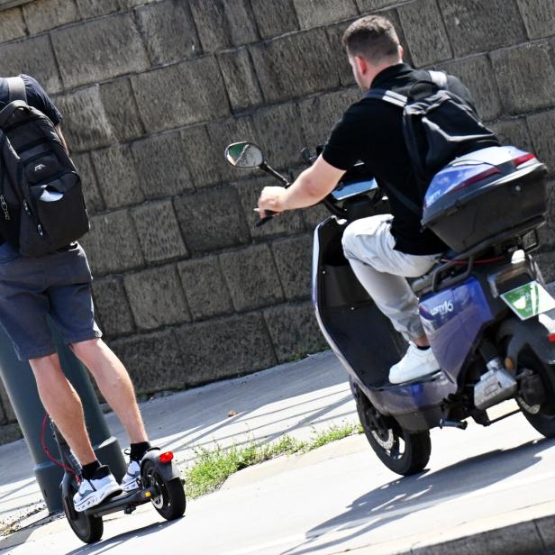 Zwei Personen fahren mit E-Scooter und E-Moped auf der Straße.