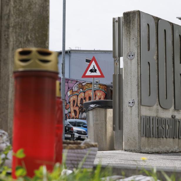 Kerzen vor dem Eingang zu einer Schule