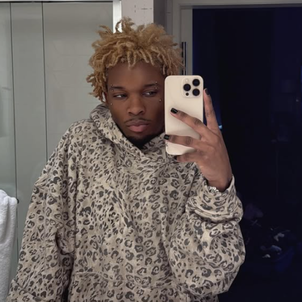 Sänger D4VD vor einem Spiegel.