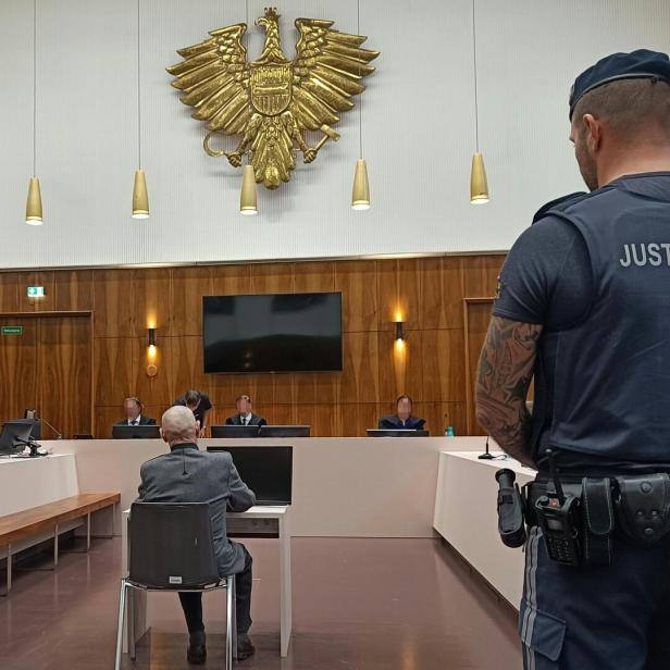 Angeklagter und Justizwachebeamter in Gerichtsaal
