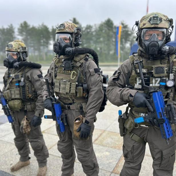 Cobra Beamte in CBRN-Spezialausrüstung