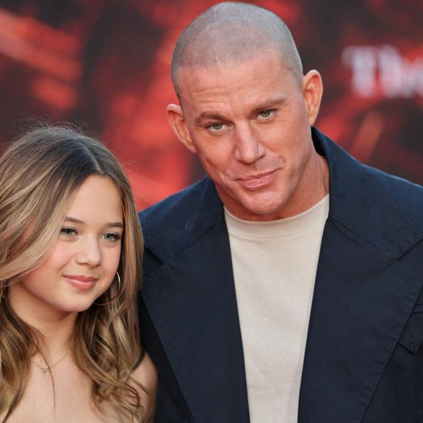 Channing Tatum posiert mit Tochter Everly auf einem roten Teppich.