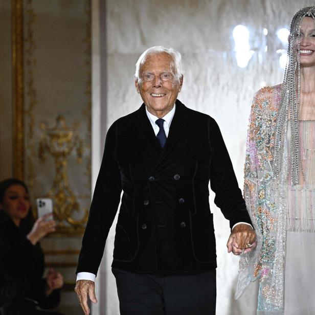 Designer Giorgio Armani bei der Paris Fashion-Week im Jänner 2025 mit dem lettischen Model Agnes Zogla auf dem Laufsteg.