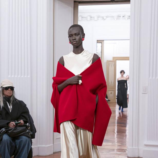 Ein Model präsentiert ein Outfit von Alberta Ferretti auf einem Laufsteg.