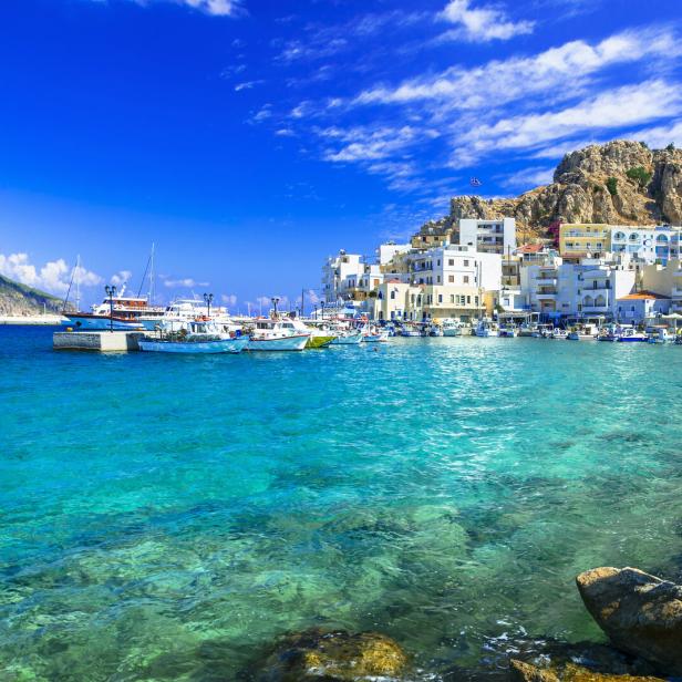 Blick auf die Stadt Pigadia auf der griechischen Insel Karpathos.