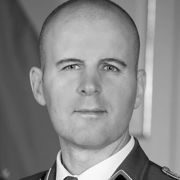Porträt von Markus Reisner in Uniform.