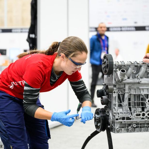 KFZ Technik - Leonie Tieber arbeitet an einem Motor.