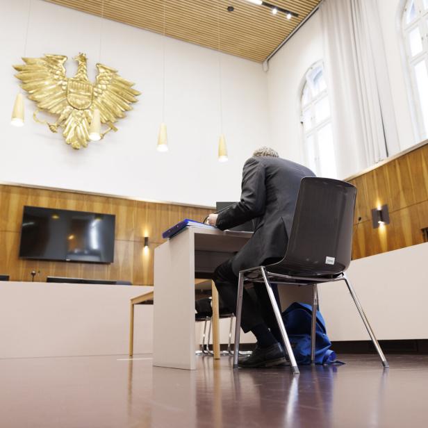 Nicht erkennbarer Angeklagter in einem Gerichtssaal