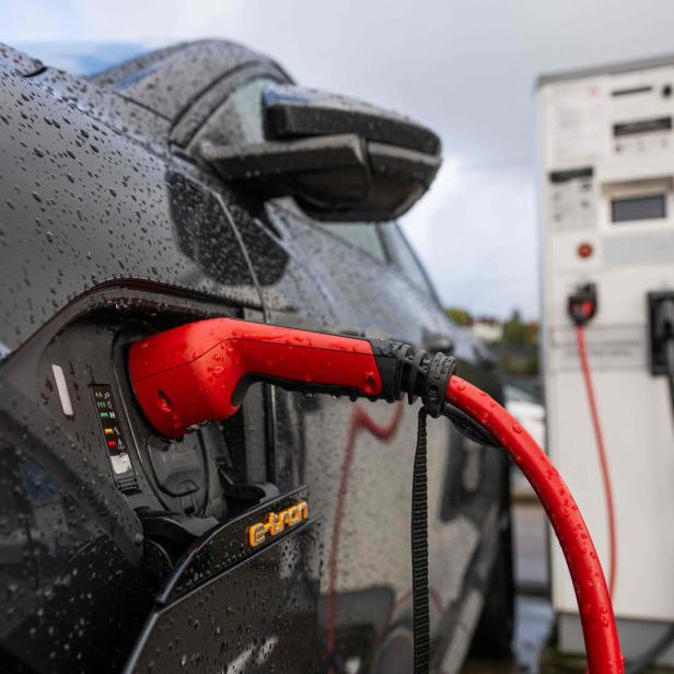 E-Auto an einer Ladestelle.