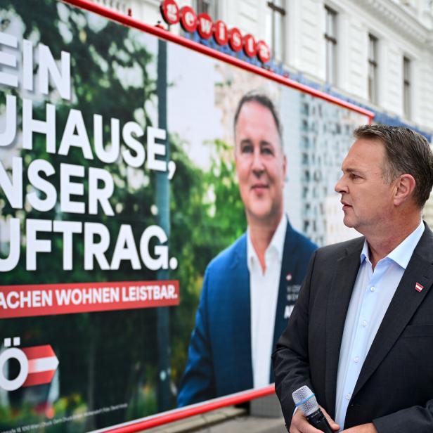 Andreas Babler von der SPÖ vor einem Wahlplakat mit der Aufschrift „Dein Zuhause, unser Auftrag“.
