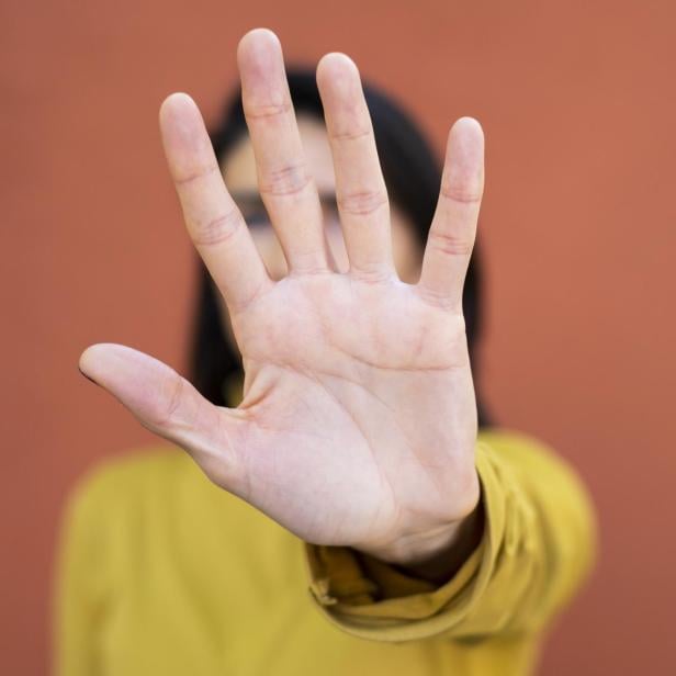 Frau wehrt sich gegen Gewalt