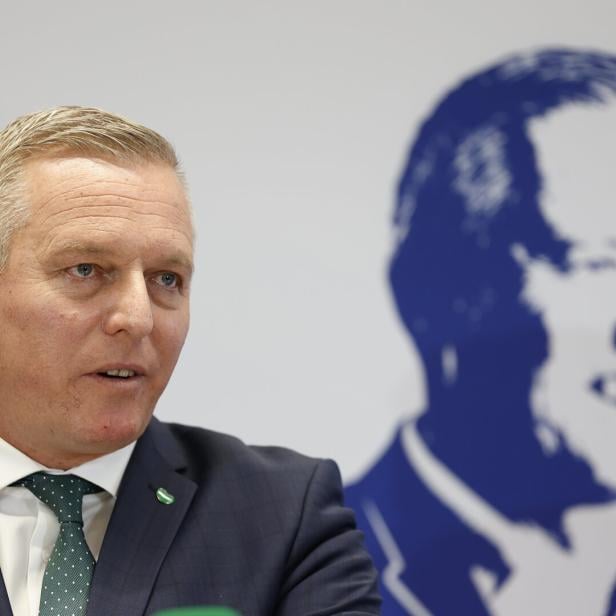Mario Kunasek vor seinem eigenen Konterfei 