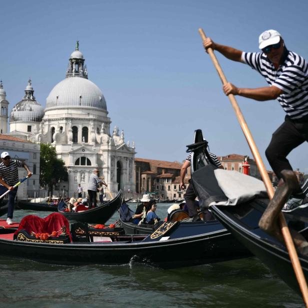 Gondolieri staken ihre Gondeln in Venedig vor der Basilika Santa Maria della Salute.