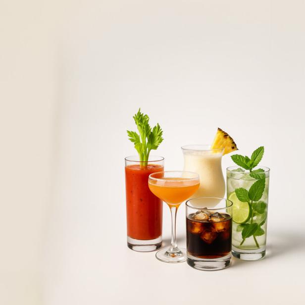Fünf verschiedene Cocktails stehen auf einem weißen Hintergrund.