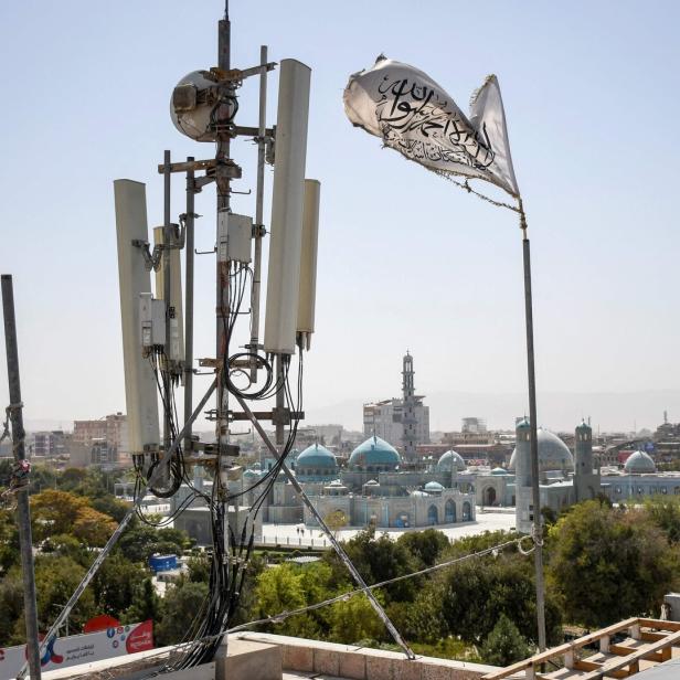 TOPSHOT-AFGHANISTAN-TALIBAN-INTERNET-BAN