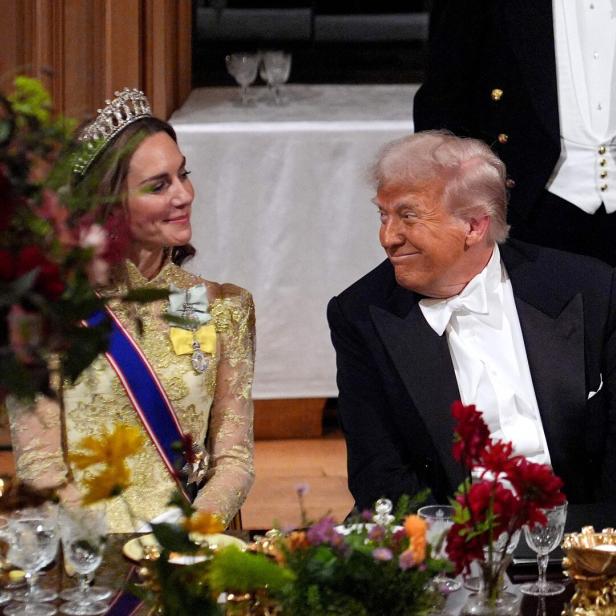 Prinzessin Kate mit Tiara und Donald Trump sitzen beim Staatsbankett nebeneinander.