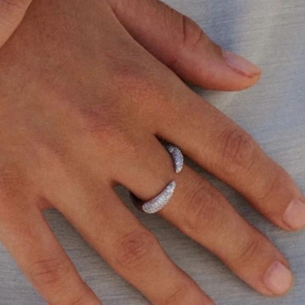 Eine Hand mit einem Silberring