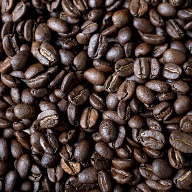 dunkel geröstete Kaffeebohnen in der Nahaufnahme