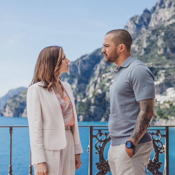 Jesse Williams in der Serie „Hotel Costiera“.