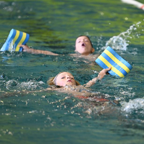 Kinder beim Schwimmunterricht