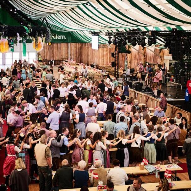 Kaiser Wiesn Festzelt mit Partystimmung