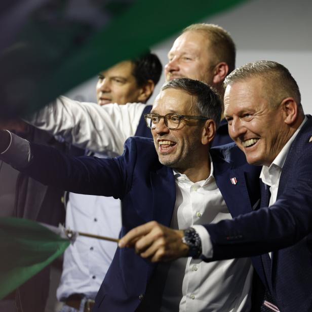 Kickl (FPÖ) und Kunasek (FPÖ) beim Wahlkampffinale der FPÖ Steiermark.