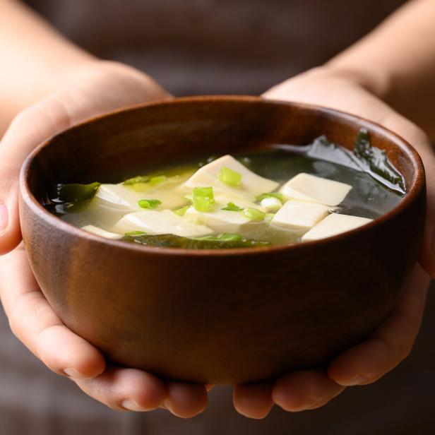 Misosuppe mit Tofu, Wakame und Frühlingszwiebeln.