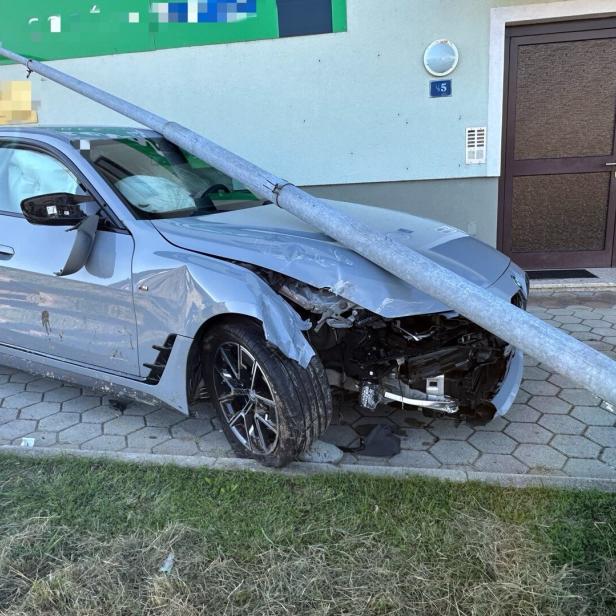 Straßenlaterne liegt auf Elektroauto