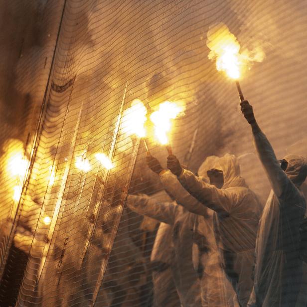 Fußball-Fans mit Pyrotechnik (Symbolbild)