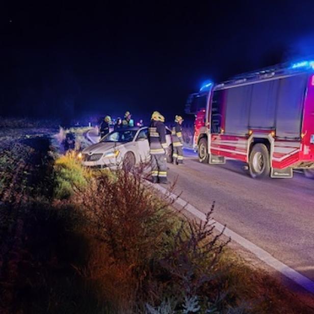 Unfallauto mit Feuerwehr im Einsatz