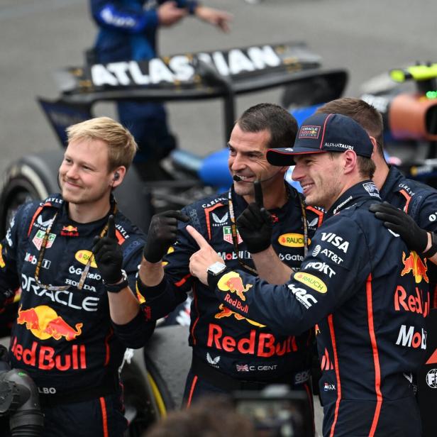 Max Verstappen freut sich mit den Teamkollegen von Red Bull.
