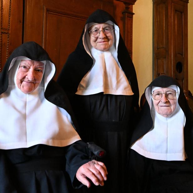 Drei ältere Nonnen schauen in die Kamera.