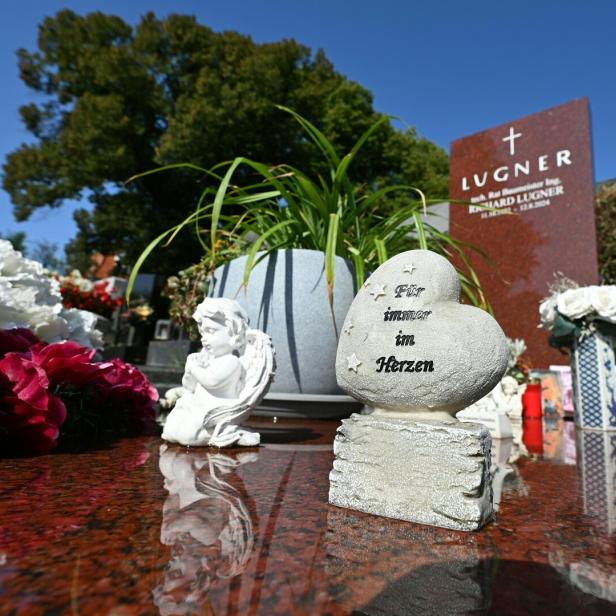 Das Grab von Richard Lugner befindet sich auf einem Friedhof in Grinzing.
