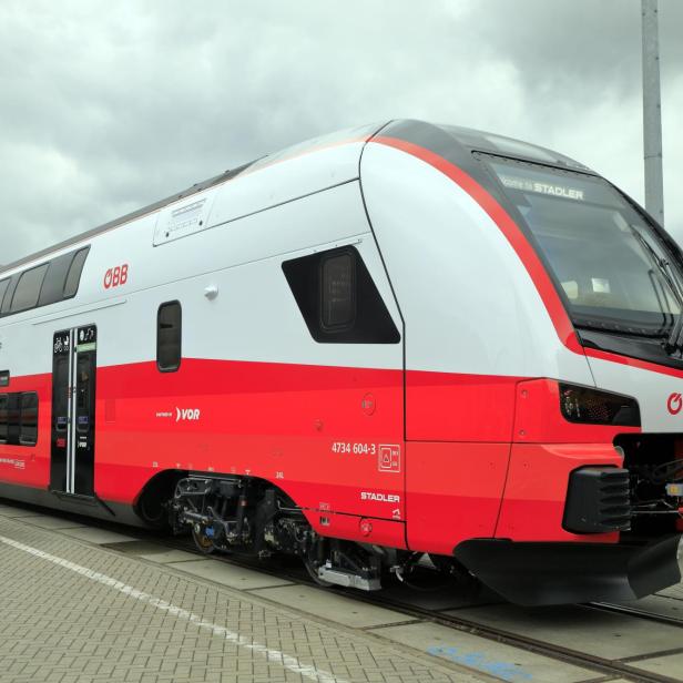 Ein rot-weißer Cityjet-Doppelstockzug der ÖBB auf einem Bahnhofsgleis.