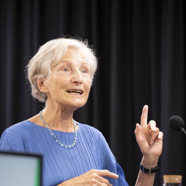 Brigitte Griss präsentiert die Gas-Unabhängigkeitskommission.