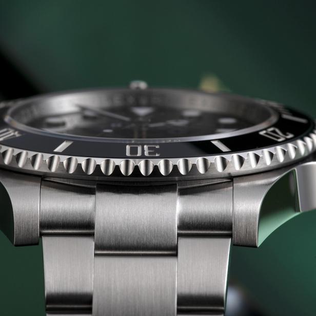 Auf dem Bild ist ein Ziffernblatt einer silbernen Uhr abgebildet.