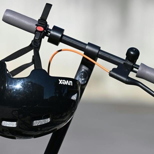 ++ THEMENBILD ++ E-SCOOTER / E-FAHRZEUG / HELMPFLICHT / VERKEHR / VERKEHRSSICHERHEIT