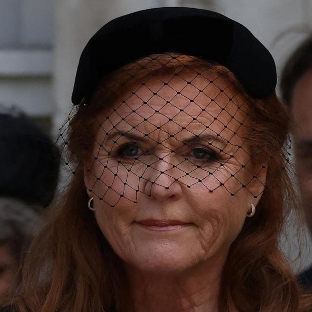 Sarah Ferguson trägt einen schwarzen Hut mit Schleier.