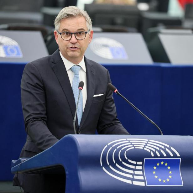 Magnus Brunner spricht am Rednerpult mit EU-Logo.