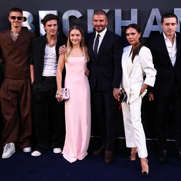 David Beckham und Victoria Beckham posieren mit ihren Kindern und deren Partnern.