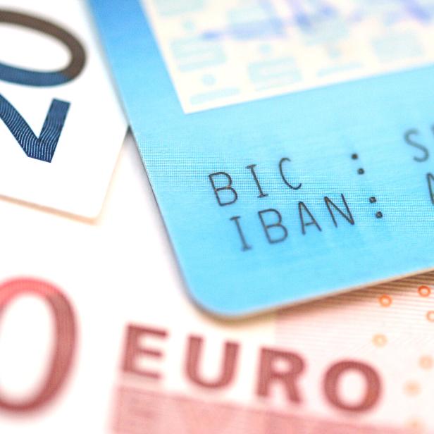 Eine Bankkarte mit IBAN und BIC liegt auf einem 10-Euro-Schein und einem 20-Euro-Schein.