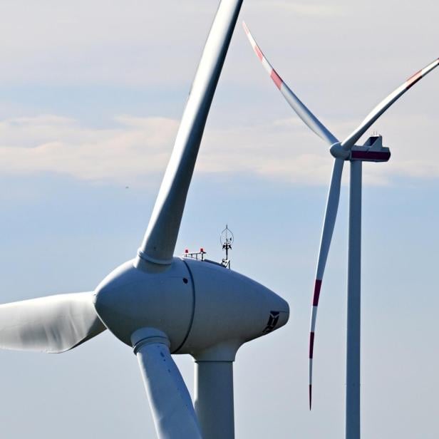 Zwei Windräder nahe Bruck an der Leitha.