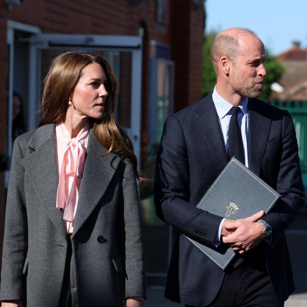 Kate und William gehen zusammen, er hält eine Mappe mit einem Wappen.